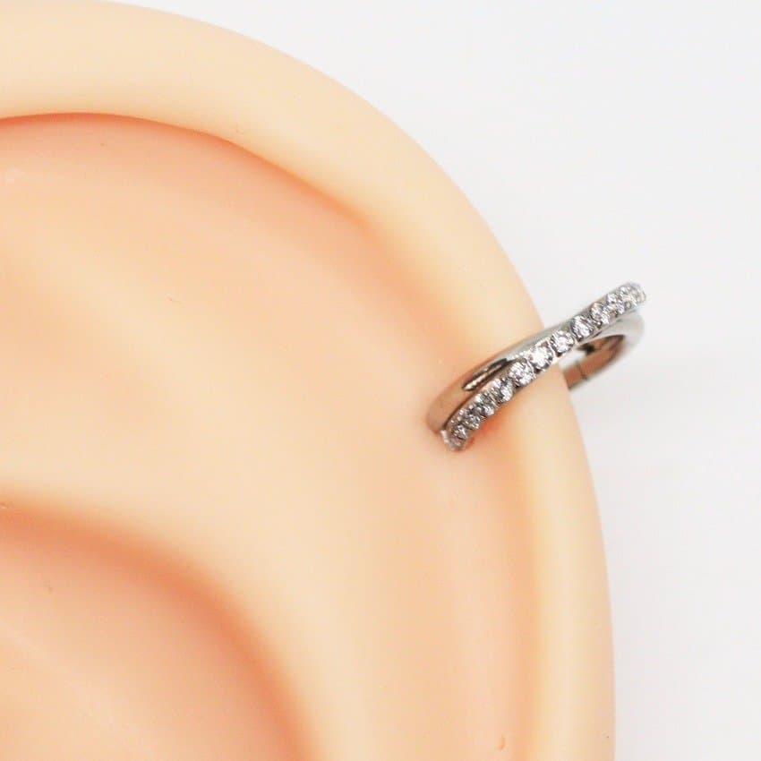 Piercing Hélix Argola X Clicker  em Titânio Natural com Zircônias.