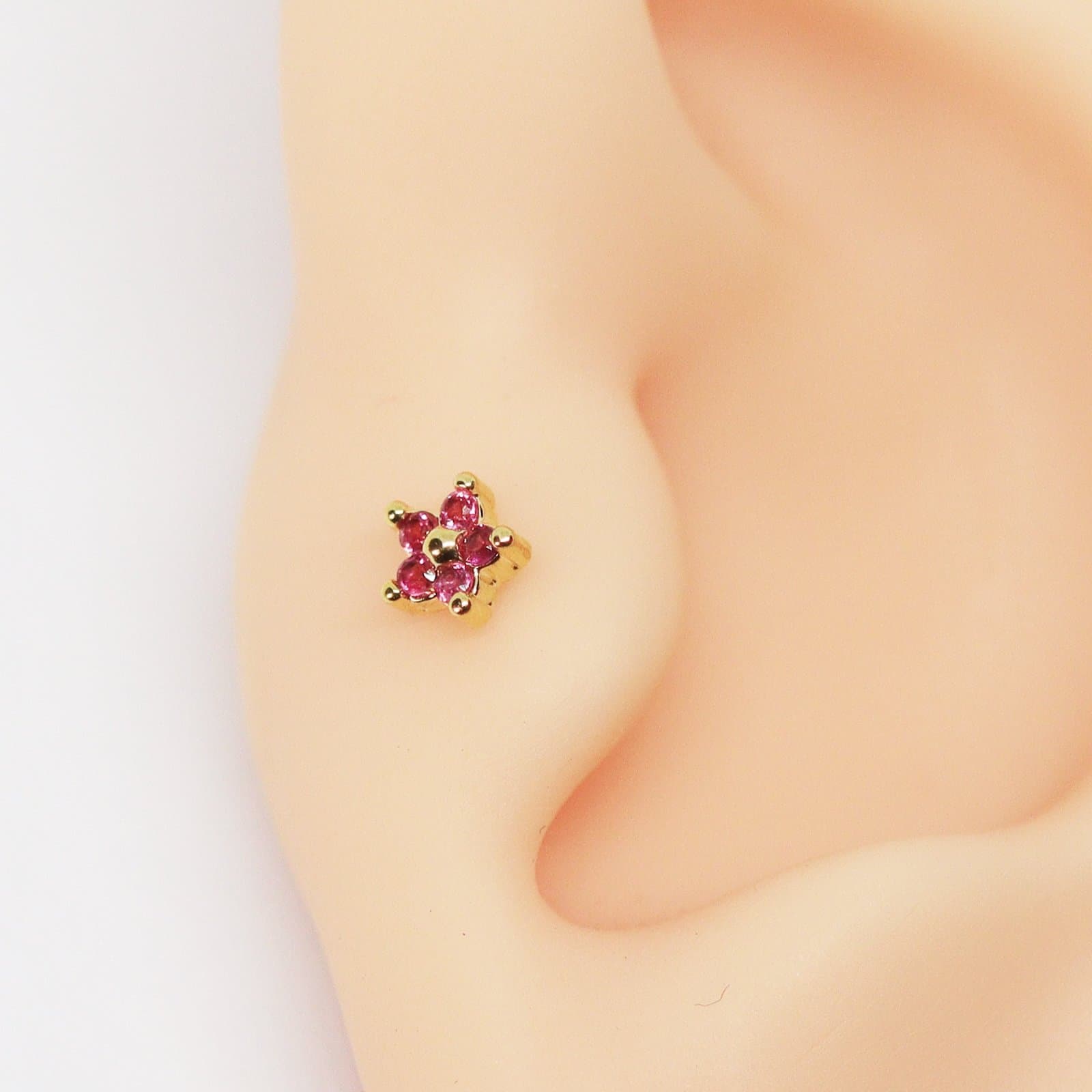 Piercing Trágus Flor Cravejada com Zircônias Rosa