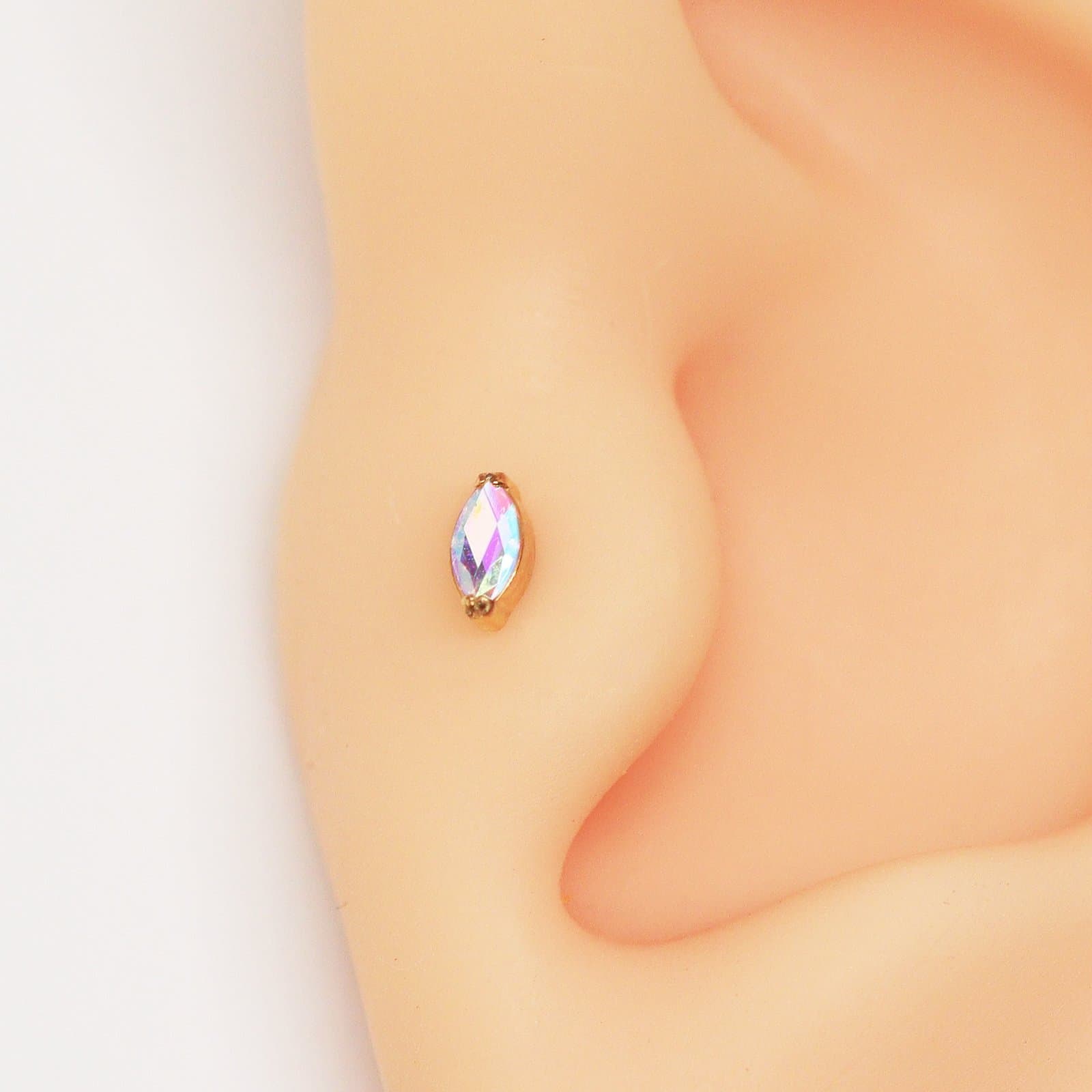 Piercing Tragus Titânio PVD Gold Zircônia Boreal Navete Rosca Interna