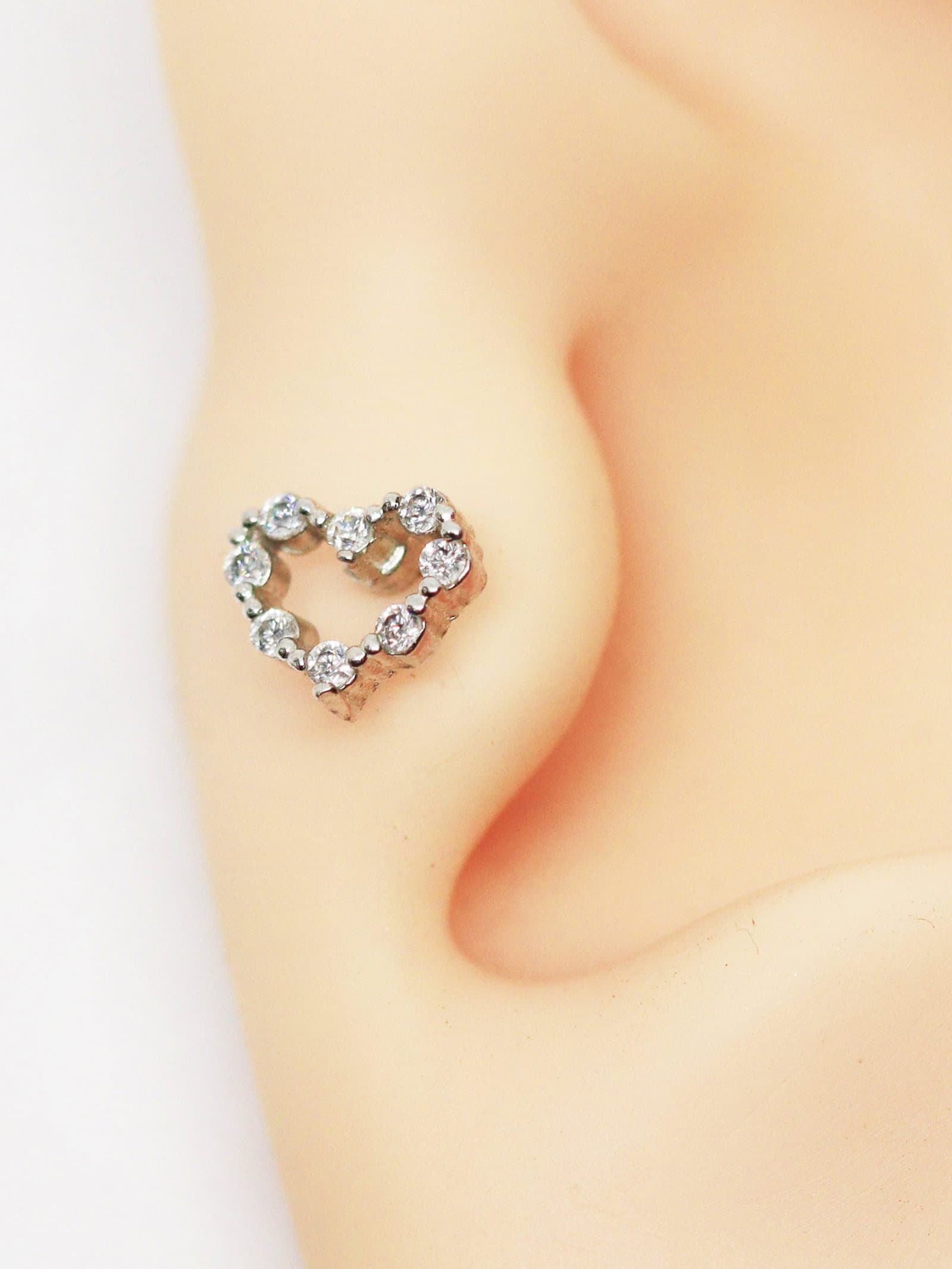 Piercing Trágus Coração Cravejado Folheado a Ouro Branco