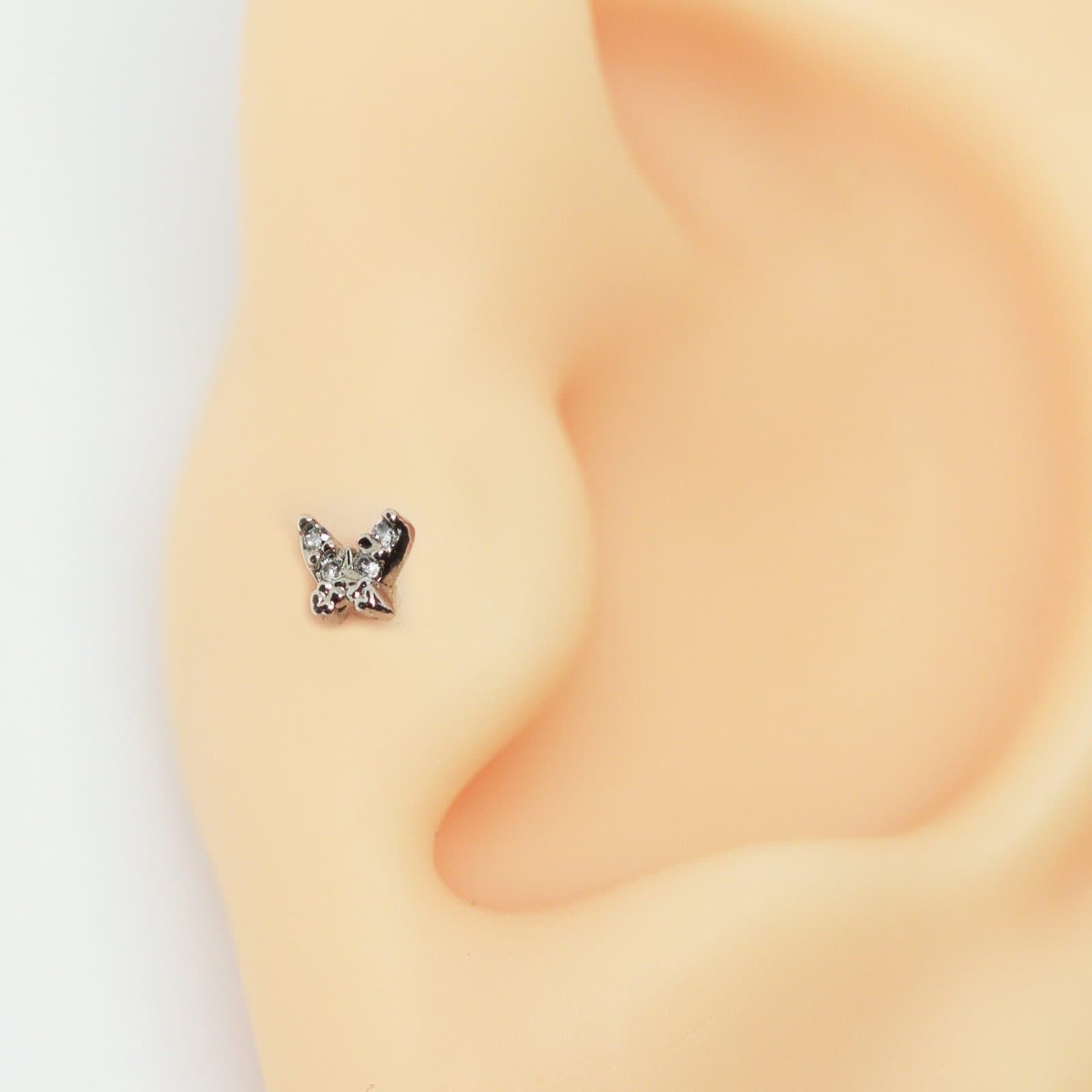 Piercing Trágus Mini Borboleta Cravejada Folheada a Ouro Branco
