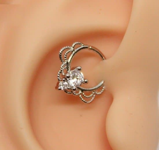 Piercing Daith Argola com Zircônias Delicada