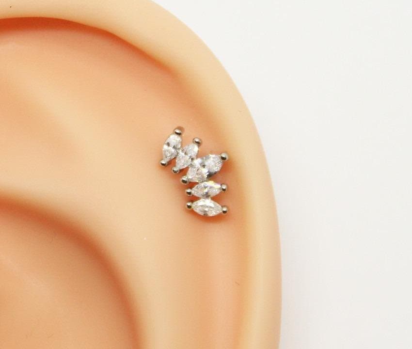 Piercing Hélix Cluster Mini Folheado a Ouro Branco com Zircônias