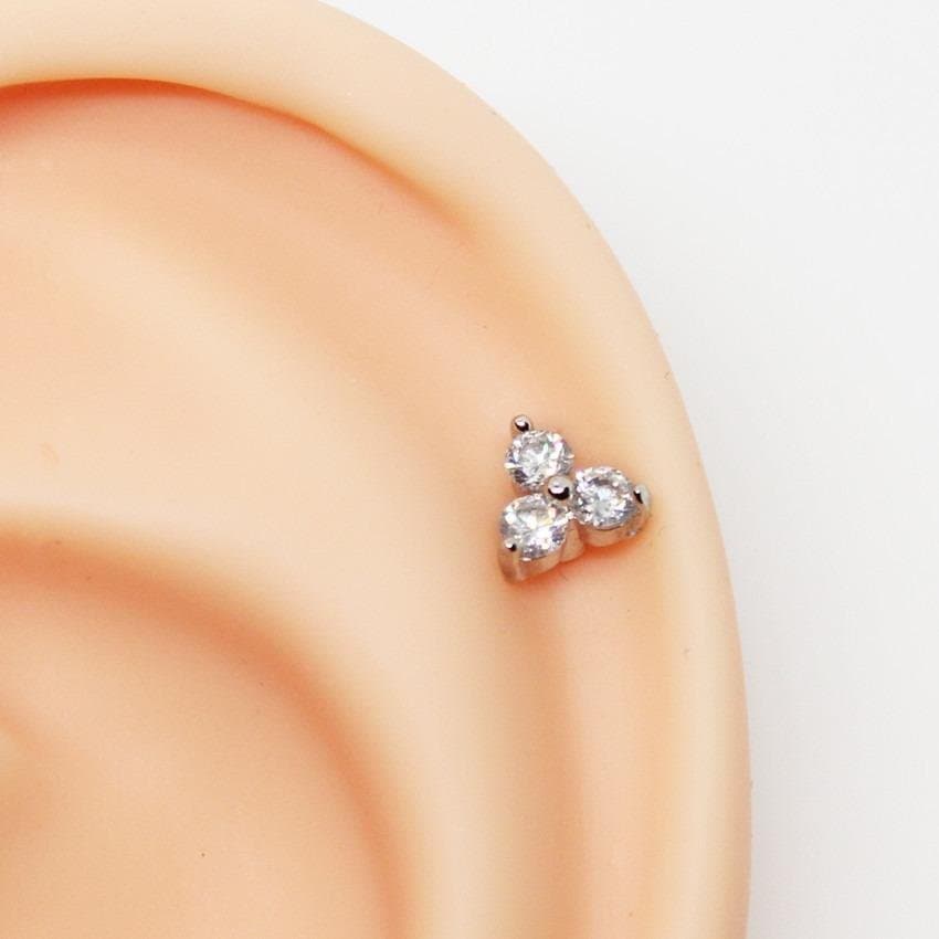 Piercing Hélix Labret Trinity com Zircônias