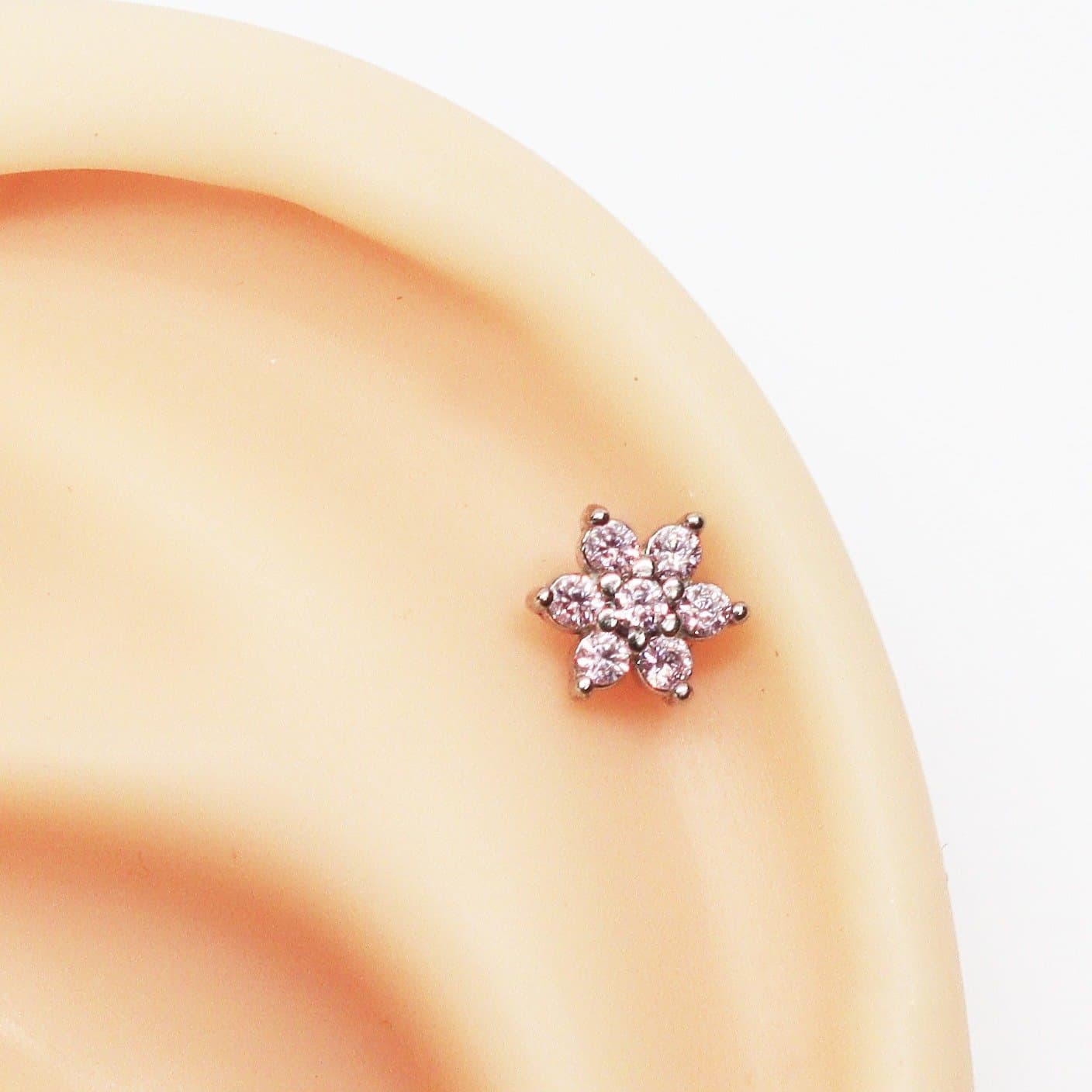 Piercing Hélix Labret Flor Cravejada Zircônias Rosa Claro em Aço Cirúrgico