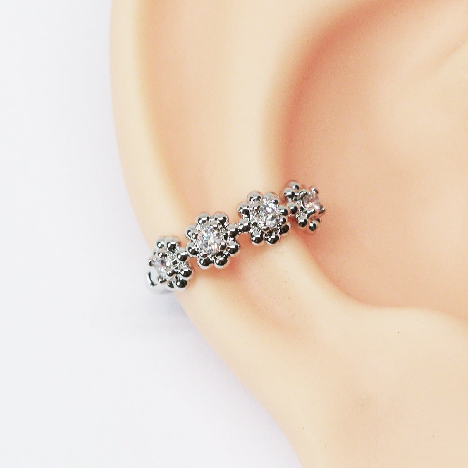 Piercing Conch Clicker Floral Folheado a Ouro Branco Zircônias Cristal